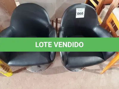 LOTE 060 - 02 POLTRONAS ESTOFADAS PARA ESCRITÓRIO. (NO ESTADO, NÃO SABEMOS SE FUNCIONA. LEILÃO NÃO TEM GARANTIA E NEM DEVOLUÇÃO).