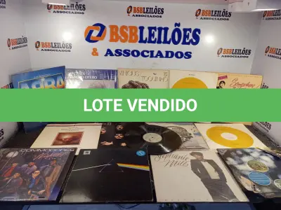 LOTE 033 - 01 LOTE COM DISCOS EM VINIL DIVERSOS (NO ESTADO, NÃO SABEMOS SE FUNCIONA. LEILÃO NÃO TEM GARANTIA E NEM DEVOLUÇÃO).