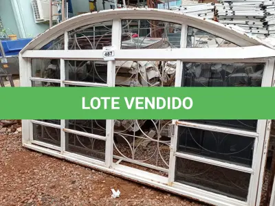 LOTE 487 - 01 JANELA VENEZIANA. (NO ESTADO) ATENÇÃO! FAZER A VISITAÇÃO ANTES DE ARREMATAR, NÃO SABEMOS SE FUNCIONA. LEILÃO NÃO TEM GARANTIA E NEM DEVOLUÇÃO, SUJEITO A POSSÍVEIS AVARIAS VISÍVEIS/OCULTAS E/OU AUSÊNCIA DE COMPONENTES.