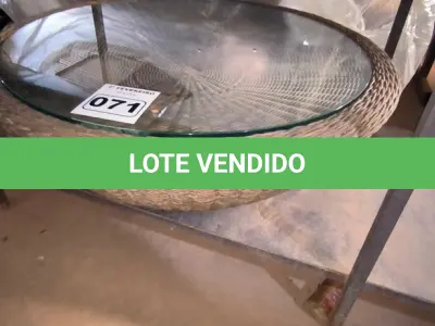 LOTE 071 - 01 MESA DE CENTRO COM VIDRO (NO ESTADO, NÃO SABEMOS SE FUNCIONA. LEILÃO NÃO TEM GARANTIA E NEM DEVOLUÇÃO).