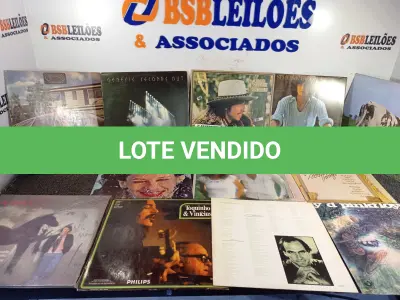 LOTE 043 - 01 LOTE COM DISCOS EM VINIL DIVERSOS (NO ESTADO, NÃO SABEMOS SE FUNCIONA. LEILÃO NÃO TEM GARANTIA E NEM DEVOLUÇÃO).