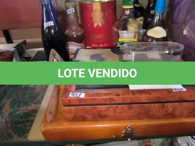 LOTE 015 - 01 LOTE COM GARRAFAS PARA DECORAÇÃO, CAIXA CLIMATIZADA PARA CHARUTOS (NO ESTADO, NÃO SABEMOS SE FUNCIONA. LEILÃO NÃO TEM GARANTIA E NEM DEVOLUÇÃO).