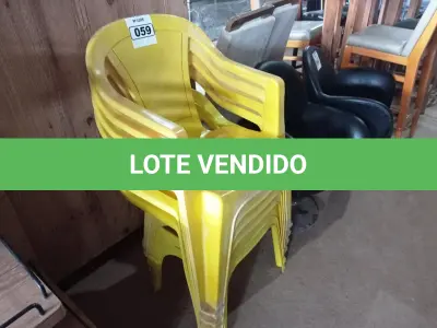 LOTE 059 - 06 CADEIRAS DE PLÁSTICO NA COR AMARELA. (NO ESTADO, NÃO SABEMOS SE FUNCIONA. LEILÃO NÃO TEM GARANTIA E NEM DEVOLUÇÃO).