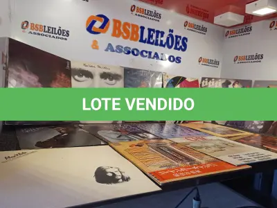 LOTE 024 - 01 LOTE COM DISCOS EM VINIL (NO ESTADO, NÃO SABEMOS SE FUNCIONA. LEILÃO NÃO TEM GARANTIA E NEM DEVOLUÇÃO).