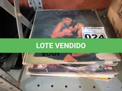 LOTE 024 - 01 LOTE COM DISCOS EM VINIL (NO ESTADO, NÃO SABEMOS SE FUNCIONA. LEILÃO NÃO TEM GARANTIA E NEM DEVOLUÇÃO).