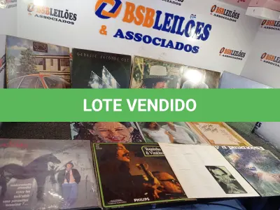 LOTE 043 - 01 LOTE COM DISCOS EM VINIL DIVERSOS (NO ESTADO, NÃO SABEMOS SE FUNCIONA. LEILÃO NÃO TEM GARANTIA E NEM DEVOLUÇÃO).