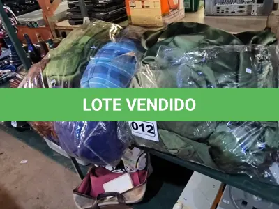 LOTE 012 - 01 LOTE COM CORTINA NA COR VERDE , COBERTORES DIVERSOS (NO ESTADO, NÃO SABEMOS SE FUNCIONA. LEILÃO NÃO TEM GARANTIA E NEM DEVOLUÇÃO).