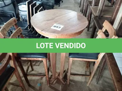 LOTE 057 - 01 MESA BISTRÔ EM MADEIRA COM 02 BANQUETAS E ACENTO ESTOFADO. (NO ESTADO, NÃO SABEMOS SE FUNCIONA. LEILÃO NÃO TEM GARANTIA E NEM DEVOLUÇÃO).