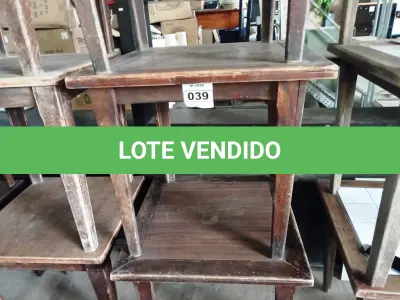 LOTE 039 - 04 MESAS DE MADEIRA MEDINDO 80CMX80CM. (NO ESTADO, NÃO SABEMOS SE FUNCIONA. LEILÃO NÃO TEM GARANTIA E NEM DEVOLUÇÃO).