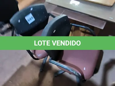 LOTE 085 - 02 CADEIRAS GIRATÓRIAS COR MARROM (NO ESTADO, NÃO SABEMOS SE FUNCIONA. LEILÃO NÃO TEM GARANTIA E NEM DEVOLUÇÃO).