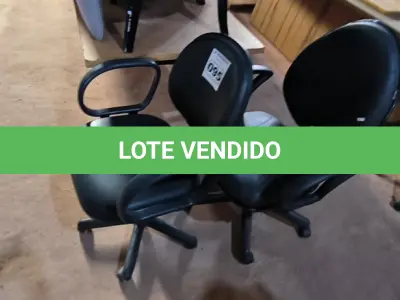 LOTE 095 - 02 CADEIRAS GIRATÓRIAS NA COR PRETA (NO ESTADO, NÃO SABEMOS SE FUNCIONA. LEILÃO NÃO TEM GARANTIA E NEM DEVOLUÇÃO).