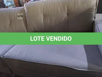 LOTE 079 - 02 SOFÁS DE CANTO CINZA CLARO (NO ESTADO, NÃO SABEMOS SE FUNCIONA. LEILÃO NÃO TEM GARANTIA E NEM DEVOLUÇÃO).