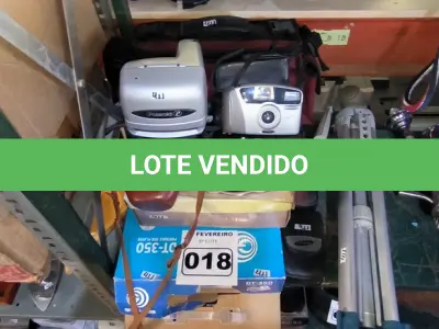 LOTE 018 - 01 LOTE COM MÁQUINAS FOTOGRÁFICAS ANTIGAS E TRIPÉ (NO ESTADO, NÃO SABEMOS SE FUNCIONA. LEILÃO NÃO TEM GARANTIA E NEM DEVOLUÇÃO).