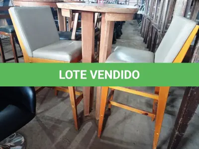 LOTE 093 - 01 MESA BISTRÔ EM MADEIRA COM 02 BANQUETAS E ACENTO ESTOFADO. (NO ESTADO, NÃO SABEMOS SE FUNCIONA. LEILÃO NÃO TEM GARANTIA E NEM DEVOLUÇÃO).