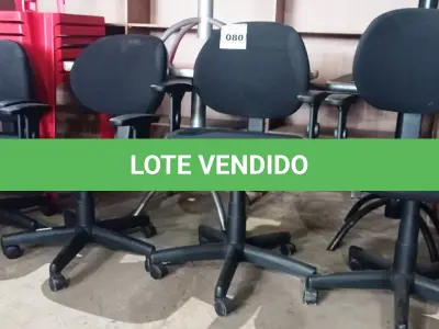 LOTE 080 - 04 CADEIRAS GIRATÓRIAS PARA ESCRITÓRIO. (NO ESTADO, NÃO SABEMOS SE FUNCIONA. LEILÃO NÃO TEM GARANTIA E NEM DEVOLUÇÃO).