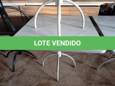 LOTE 045 - 03 MESAS COM TAMPO DE MADEIRAS E PÉS DE FERRO MEDINDO 90CMX90CM. (NO ESTADO, NÃO SABEMOS SE FUNCIONA. LEILÃO NÃO TEM GARANTIA E NEM DEVOLUÇÃO).