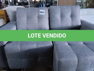 LOTE 081 - 01 SOFÁ RETRÁTIL 02 LUGARES (NO ESTADO, NÃO SABEMOS SE FUNCIONA. LEILÃO NÃO TEM GARANTIA E NEM DEVOLUÇÃO).