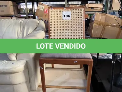 LOTE 106 - 01 CADEIRA EM MADEIRA COM AVARIAS (NO ESTADO, NÃO SABEMOS SE FUNCIONA. LEILÃO NÃO TEM GARANTIA E NEM DEVOLUÇÃO).
