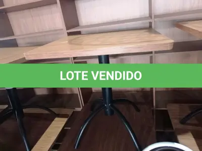 LOTE 069 - 02 MESAS COM TAMPO DE MADEIRA E PÉS DE FERRO MEDINDO 70CMX70CM. (NO ESTADO, NÃO SABEMOS SE FUNCIONA. LEILÃO NÃO TEM GARANTIA E NEM DEVOLUÇÃO).