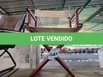 LOTE 045 - 01 CADEIRA EM MADEIRA DOBRÁVEL (NO ESTADO, NÃO SABEMOS SE FUNCIONA. LEILÃO NÃO TEM GARANTIA E NEM DEVOLUÇÃO).