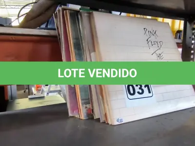 LOTE 031 - 01 LOTE COM DISCOS DE VINIL DIVERSOS (NO ESTADO, NÃO SABEMOS SE FUNCIONA. LEILÃO NÃO TEM GARANTIA E NEM DEVOLUÇÃO).