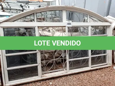 LOTE 488 - 01 JANELA VENEZIANA. (NO ESTADO) ATENÇÃO! FAZER A VISITAÇÃO ANTES DE ARREMATAR, NÃO SABEMOS SE FUNCIONA. LEILÃO NÃO TEM GARANTIA E NEM DEVOLUÇÃO, SUJEITO A POSSÍVEIS AVARIAS VISÍVEIS/OCULTAS E/OU AUSÊNCIA DE COMPONENTES.