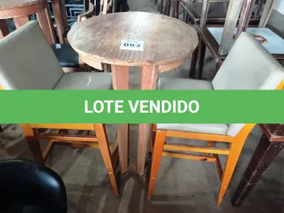 LOTE 093 - 01 MESA BISTRÔ EM MADEIRA COM 02 BANQUETAS E ACENTO ESTOFADO. (NO ESTADO, NÃO SABEMOS SE FUNCIONA. LEILÃO NÃO TEM GARANTIA E NEM DEVOLUÇÃO).