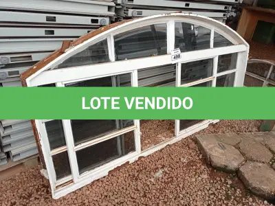 LOTE 498 - 01 JANELA VENEZIANA. (NO ESTADO) ATENÇÃO! FAZER A VISITAÇÃO ANTES DE ARREMATAR, NÃO SABEMOS SE FUNCIONA. LEILÃO NÃO TEM GARANTIA E NEM DEVOLUÇÃO, SUJEITO A POSSÍVEIS AVARIAS VISÍVEIS/OCULTAS E/OU AUSÊNCIA DE COMPONENTES.