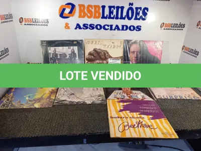 LOTE 033 - 01 LOTE COM DISCOS EM VINIL DIVERSOS (NO ESTADO, NÃO SABEMOS SE FUNCIONA. LEILÃO NÃO TEM GARANTIA E NEM DEVOLUÇÃO).
