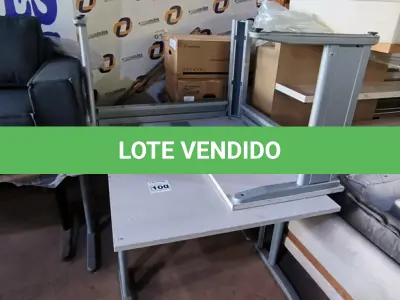 LOTE 100 - 03 MESA PARA ESCRITÓRIO SENDO 01 MESA DE CANTO (NO ESTADO, NÃO SABEMOS SE FUNCIONA. LEILÃO NÃO TEM GARANTIA E NEM DEVOLUÇÃO).
