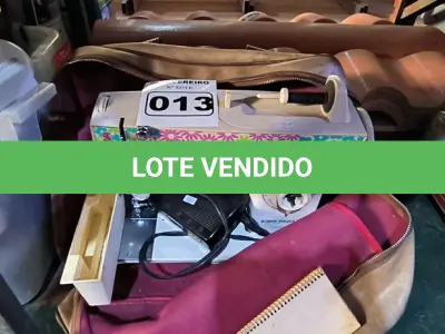 LOTE 013 - 01 MÁQUINA DE COSTURA SINGER COM MANUAL (NO ESTADO, NÃO SABEMOS SE FUNCIONA. LEILÃO NÃO TEM GARANTIA E NEM DEVOLUÇÃO).