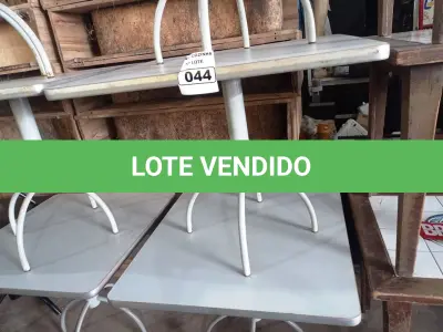 LOTE 044 - 03 MESAS COM TAMPO DE MADEIRAS E PÉS DE FERRO MEDINDO 90CMX90CM. (NO ESTADO, NÃO SABEMOS SE FUNCIONA. LEILÃO NÃO TEM GARANTIA E NEM DEVOLUÇÃO).