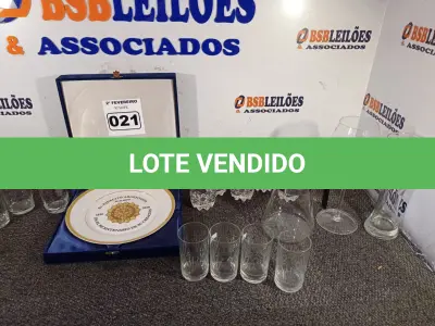 LOTE 021 - 01 LOTE COM TAÇAS, COPOS E PRATO DECORATIVO (NO ESTADO, NÃO SABEMOS SE FUNCIONA. LEILÃO NÃO TEM GARANTIA E NEM DEVOLUÇÃO).