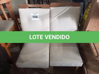 LOTE 058 - 02 CADEIRAS COM ACENTO E ENCOSTO ESTOFADOS. (NO ESTADO, NÃO SABEMOS SE FUNCIONA. LEILÃO NÃO TEM GARANTIA E NEM DEVOLUÇÃO).