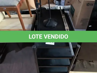 LOTE 107 - 01 PRATELEIRA EM FERRO COM RODINHAS NA COR PRETA (NO ESTADO, NÃO SABEMOS SE FUNCIONA. LEILÃO NÃO TEM GARANTIA E NEM DEVOLUÇÃO).