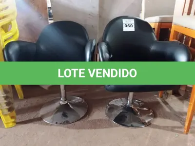 LOTE 060 - 02 POLTRONAS ESTOFADAS PARA ESCRITÓRIO. (NO ESTADO, NÃO SABEMOS SE FUNCIONA. LEILÃO NÃO TEM GARANTIA E NEM DEVOLUÇÃO).