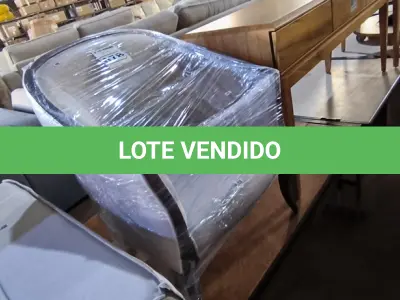 LOTE 078 - 01 POLTRONA CAMURÇA CINZA CLARO COM PÉS EM MADEIRA (NO ESTADO, NÃO SABEMOS SE FUNCIONA. LEILÃO NÃO TEM GARANTIA E NEM DEVOLUÇÃO).
