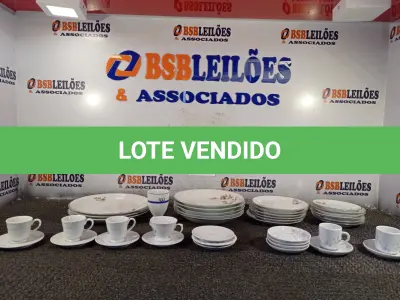 LOTE 034 - 01 LOTE COM PRATOS EM PORCELANA MEDAILLON RENNER E XICARAS EM PORCELANA SCHMIDT (NO ESTADO, NÃO SABEMOS SE FUNCIONA. LEILÃO NÃO TEM GARANTIA E NEM DEVOLUÇÃO).