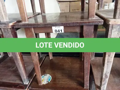 LOTE 041 - 04 MESAS DE MADEIRA MEDINDO 80CMX80CM. (NO ESTADO, NÃO SABEMOS SE FUNCIONA. LEILÃO NÃO TEM GARANTIA E NEM DEVOLUÇÃO).