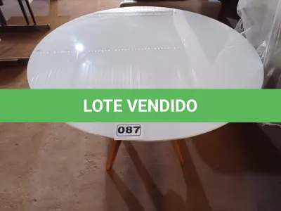 LOTE 087 - 01 MESA REDONDA EM MADEIRA E VIDRO. (NO ESTADO, NÃO SABEMOS SE FUNCIONA. LEILÃO NÃO TEM GARANTIA E NEM DEVOLUÇÃO).