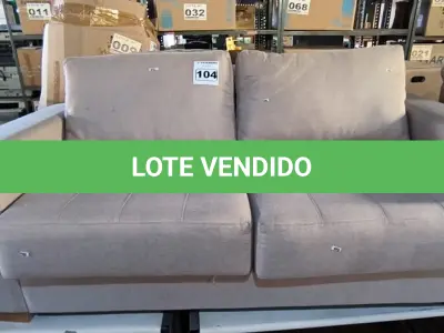 LOTE 104 - 01 SOFÁ RETRÁTIL NA COR MARROM CLARO (NO ESTADO, NÃO SABEMOS SE FUNCIONA. LEILÃO NÃO TEM GARANTIA E NEM DEVOLUÇÃO).