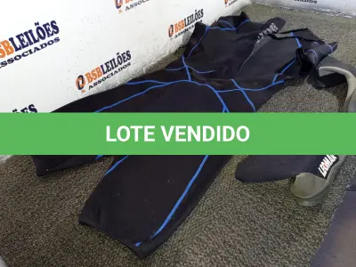 LOTE 061 - 01 ROUPA PARA MERGULHO TAMANHO G 01 SAPATO TAMANHO 39 LEOMAR (NO ESTADO, NÃO SABEMOS SE FUNCIONA. LEILÃO NÃO TEM GARANTIA E NEM DEVOLUÇÃO).