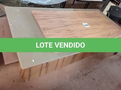 LOTE 086 - 01 BASE DE MESA EM MADEIRA ,01 TAMPO DE MESA EM MADEIRA E VIDRO E 01 TAMPO DE MESA EM MADEIRA (NO ESTADO, NÃO SABEMOS SE FUNCIONA. LEILÃO NÃO TEM GARANTIA E NEM DEVOLUÇÃO).