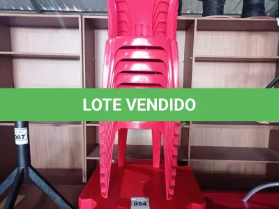 LOTE 054 - 06 MESAS PLÁSTICAS COM 08 CADEIRAS NA COR VERMELHA. (NO ESTADO, NÃO SABEMOS SE FUNCIONA. LEILÃO NÃO TEM GARANTIA E NEM DEVOLUÇÃO).
