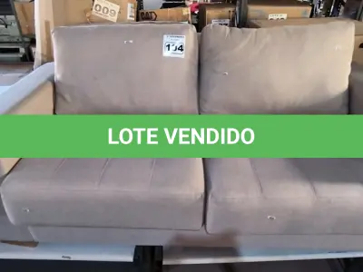 LOTE 104 - 01 SOFÁ RETRÁTIL NA COR MARROM CLARO (NO ESTADO, NÃO SABEMOS SE FUNCIONA. LEILÃO NÃO TEM GARANTIA E NEM DEVOLUÇÃO).