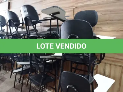 LOTE 092 - 12 CADEIRAS ESCOLAR. (NO ESTADO, NÃO SABEMOS SE FUNCIONA. LEILÃO NÃO TEM GARANTIA E NEM DEVOLUÇÃO).