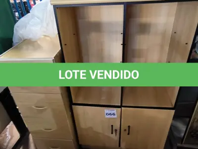 LOTE 066 - 01 ARQUIVO EM MADEIRA E 01 ARMÁRIO EM MADEIRA (NO ESTADO, NÃO SABEMOS SE FUNCIONA. LEILÃO NÃO TEM GARANTIA E NEM DEVOLUÇÃO).