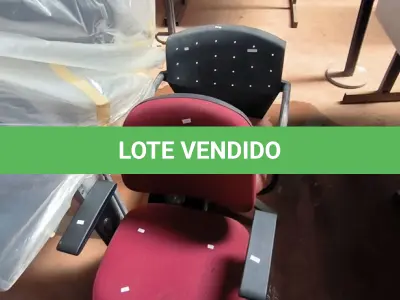 LOTE 091 - 02 CADEIRAS GIRATÓRIAS NA COR MARROM E VINHO (NO ESTADO, NÃO SABEMOS SE FUNCIONA. LEILÃO NÃO TEM GARANTIA E NEM DEVOLUÇÃO).