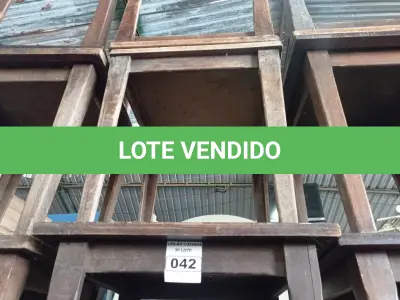LOTE 042 - 04 MESAS DE MADEIRA MEDINDO 80CMX80CM. (NO ESTADO, NÃO SABEMOS SE FUNCIONA. LEILÃO NÃO TEM GARANTIA E NEM DEVOLUÇÃO).