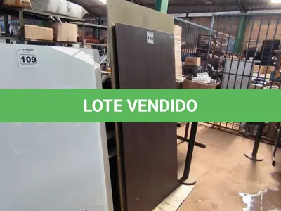 LOTE 110 - 01 TAMPO DE MESA EM MADEIRA COM VIDRO COM AVARIAS E 01 TAMPO EM MADEIRA (NO ESTADO, NÃO SABEMOS SE FUNCIONA. LEILÃO NÃO TEM GARANTIA E NEM DEVOLUÇÃO).